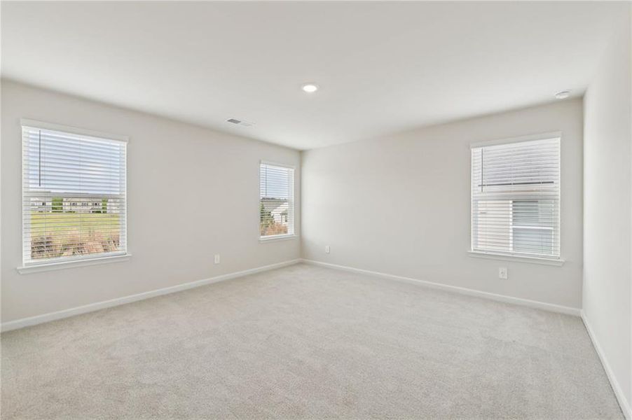 Spacious, unfurnished interior of a new home in Hawthorne Station, College Park (Image 15).