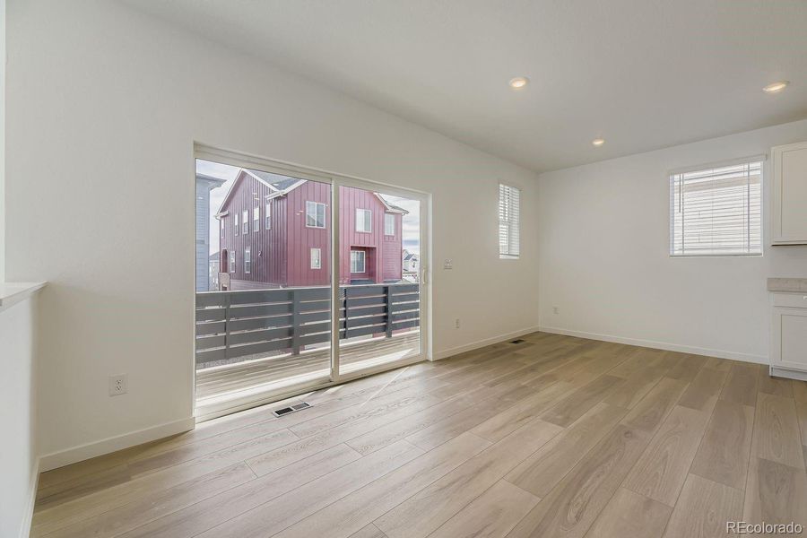 Spacious, unfurnished interior of a new home in Sterling Ranch, Littleton (Image 10).