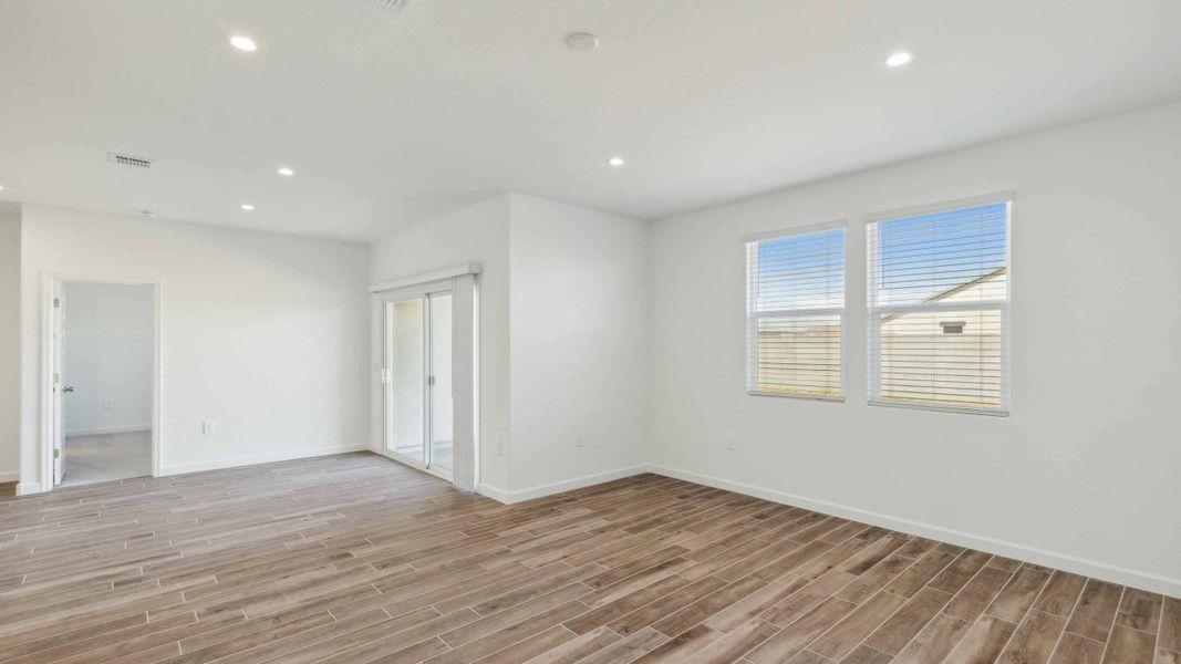 Spacious, unfurnished interior of a new home in Quail Ranch, San Tan Valley (Image 17).