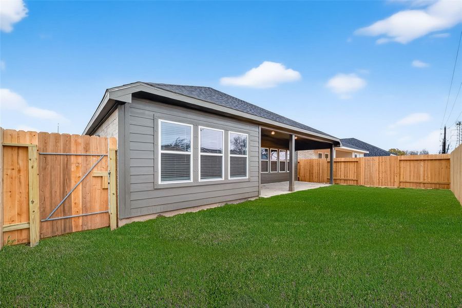 Exterior details and patio area of a home in Rollingbrook Estates, Baytown (Image 28).