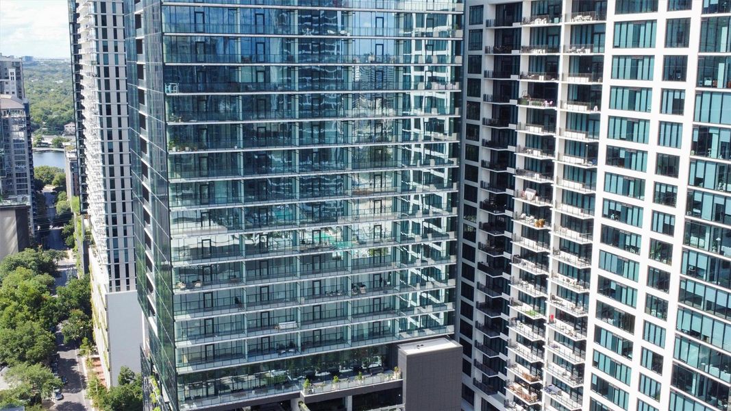 Condo located in Austin, TX showcasing its design and architecture (Image 3).