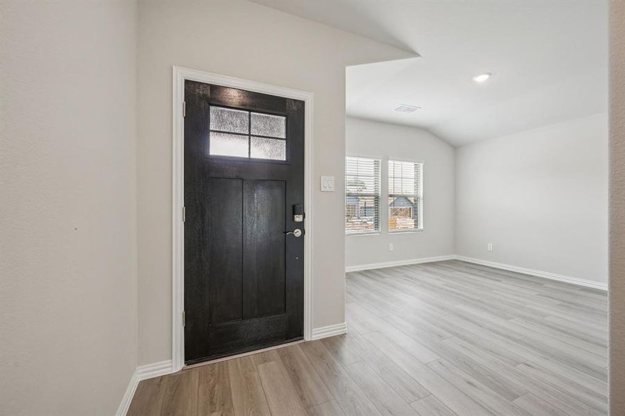 Spacious, unfurnished interior of a new home in Westmoor, Sherman (Image 17).
