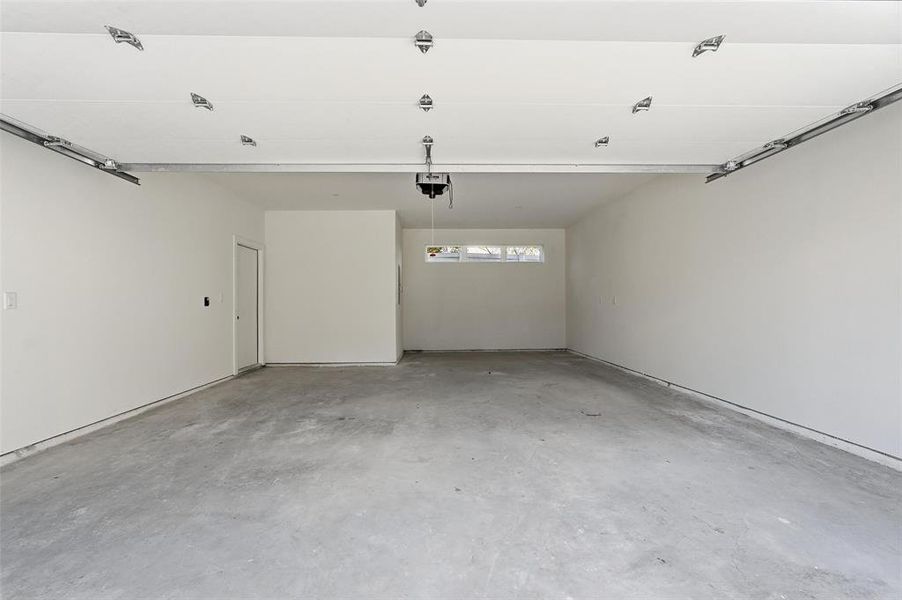 Spacious, unfurnished interior of a new home in , Dallas (Image 31).