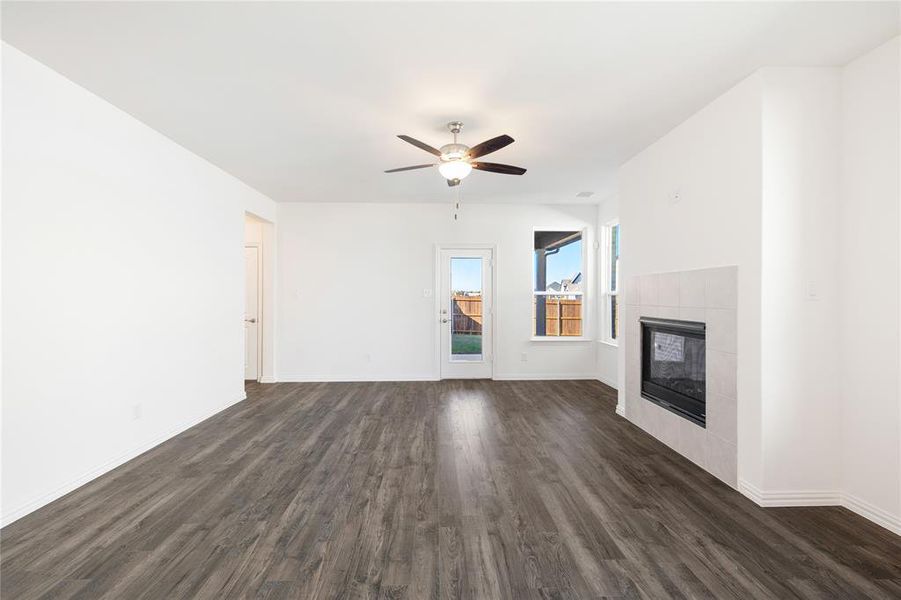 Spacious, unfurnished interior of a new home in Edgewater, Fate (Image 25).