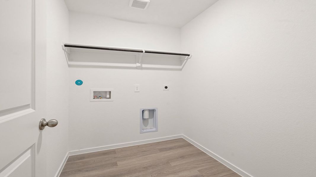 Spacious, unfurnished interior of a new home in Sunterra Lakes, Brookshire (Image 16).