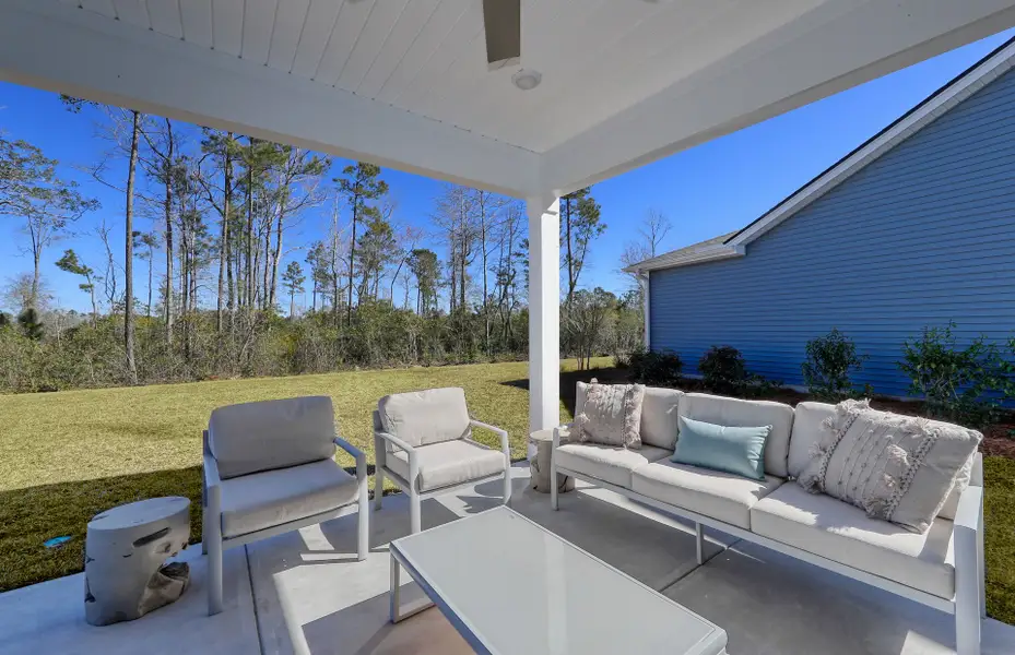 Exterior details and patio area of a home in Waterways, Richmond Hill (Image 4).