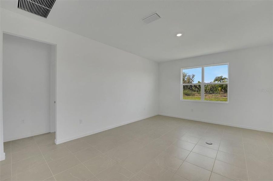 Spacious, unfurnished interior of a new home in Willowbrook North, Winter Haven (Image 18).