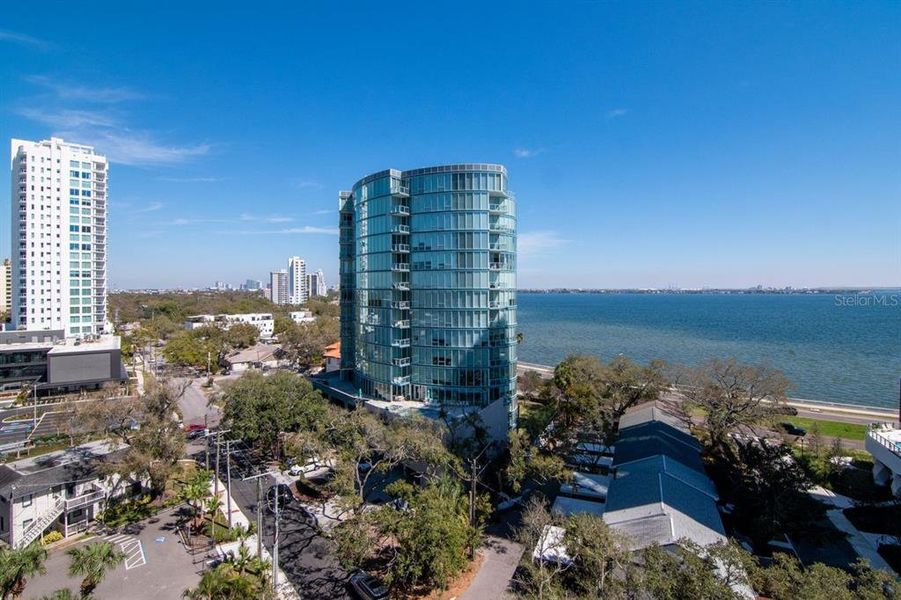 Condo located in Tampa, FL showcasing its design and architecture (Image 43).