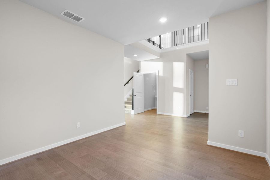 Spacious, unfurnished interior of a new home in Sienna 45', 50', Missouri City (Image 16). Spacious, unfurnished interior of a new home in Sienna 45', 50', Missouri City (Image 16).
