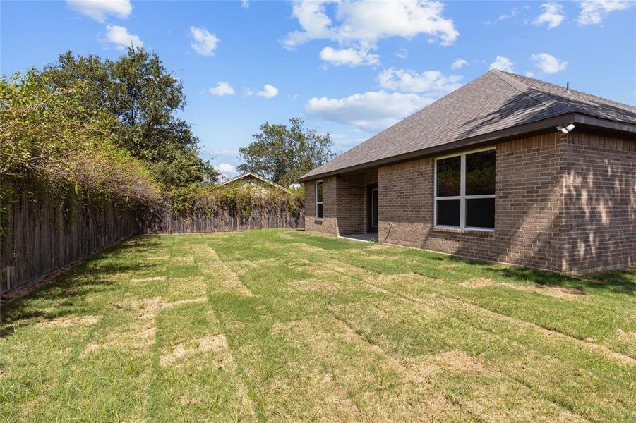 Exterior details and patio area of a home in , Cleburne (Image 19).