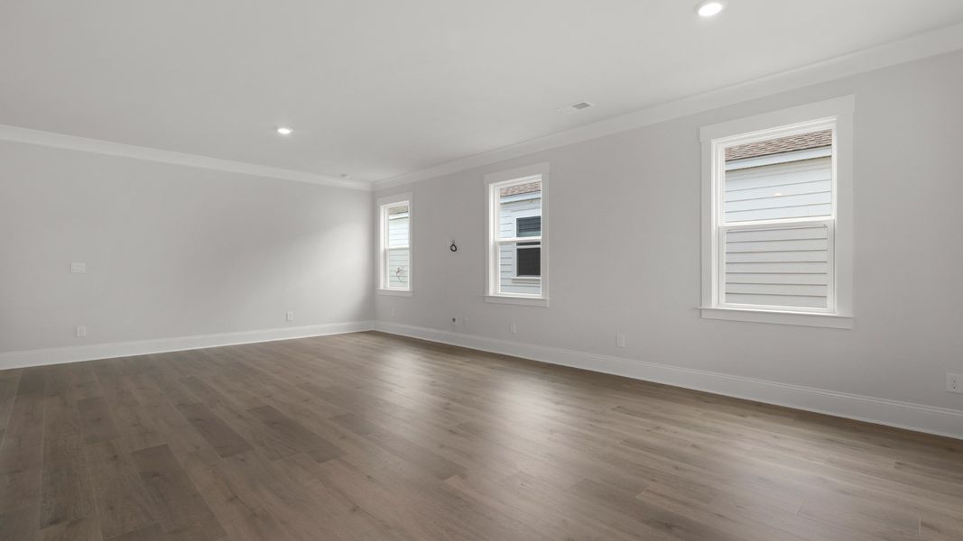 Spacious, unfurnished interior of a new home in Sheep Island, Summerville (Image 9).