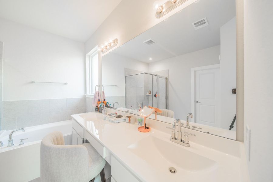 Furnished interior view inside a new home in Hunters Creek, Baytown (Image 12).