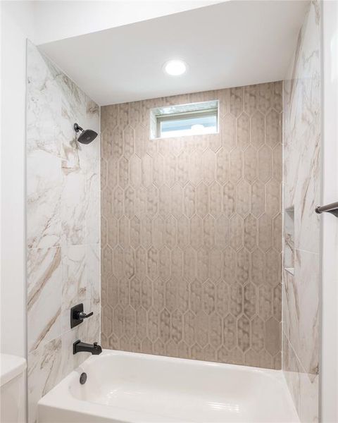 Bathroom with tiled shower / bath combo