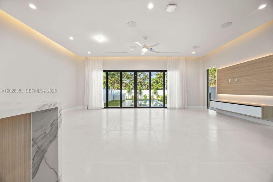 Spacious, unfurnished interior of a new home in , Fort Lauderdale (Image 17).
