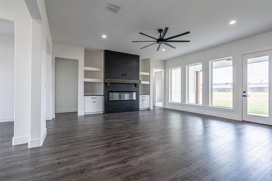 Spacious, unfurnished interior of a new home in , Granbury (Image 22). Spacious, unfurnished interior of a new home in , Granbury (Image 22).