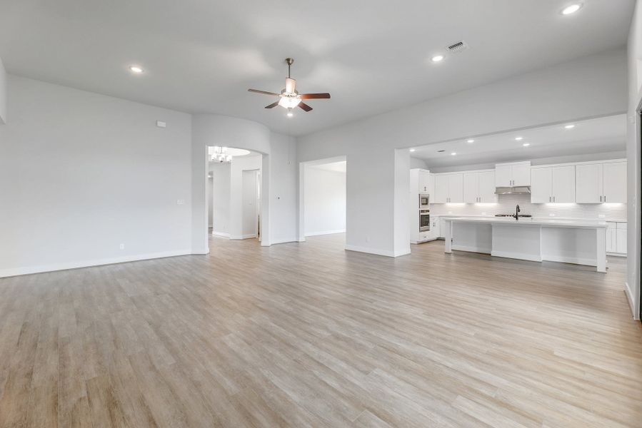 Spacious, unfurnished interior of a new home in Double Eagle Ranch, Cedar Creek (Image 16).