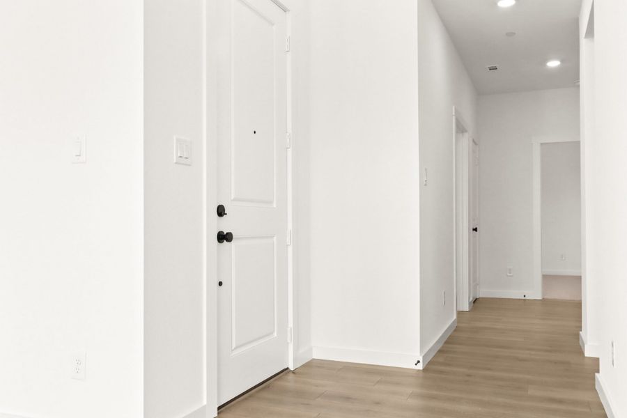 Spacious, unfurnished interior of a new home in Cottonwood Creek, Rowlett (Image 10).
