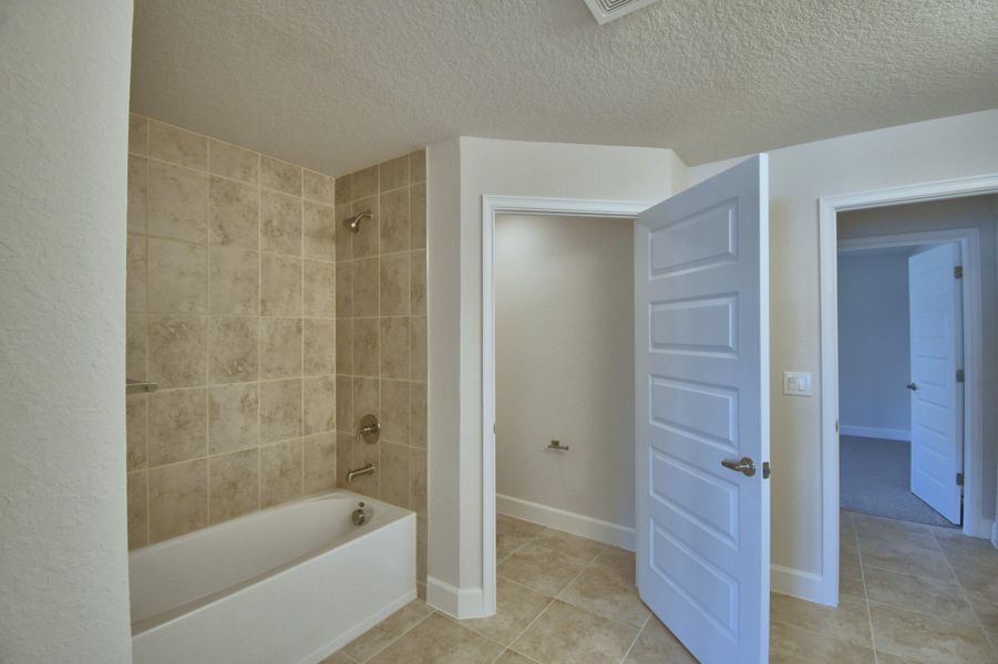Furnished interior view inside a new home in Villamar, Winter Haven (Image 8).