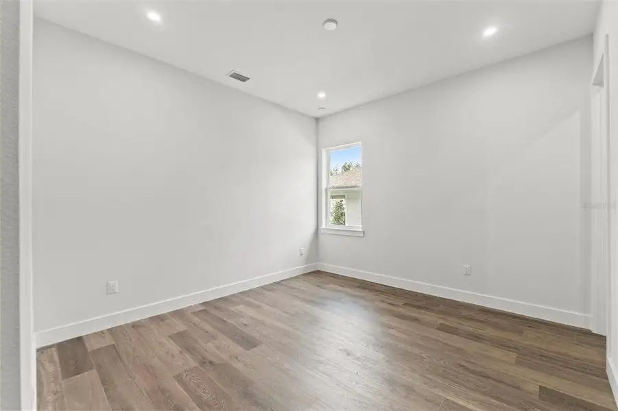 Spacious, unfurnished interior of a new home in Southern Hills Plantation, Brooksville (Image 46).