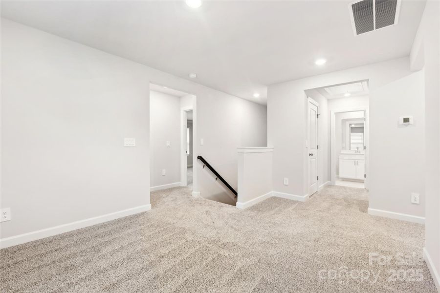 Spacious, unfurnished interior of a new home in Buffalo Ridge, Newton (Image 5).