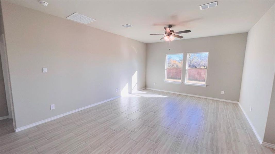 Spacious, unfurnished interior of a new home in Sunnycreek, Fort Worth (Image 10).