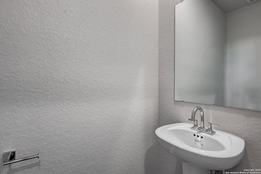 Close-up of interior finishes inside a home in Mesa Vista, San Antonio (Image 14).