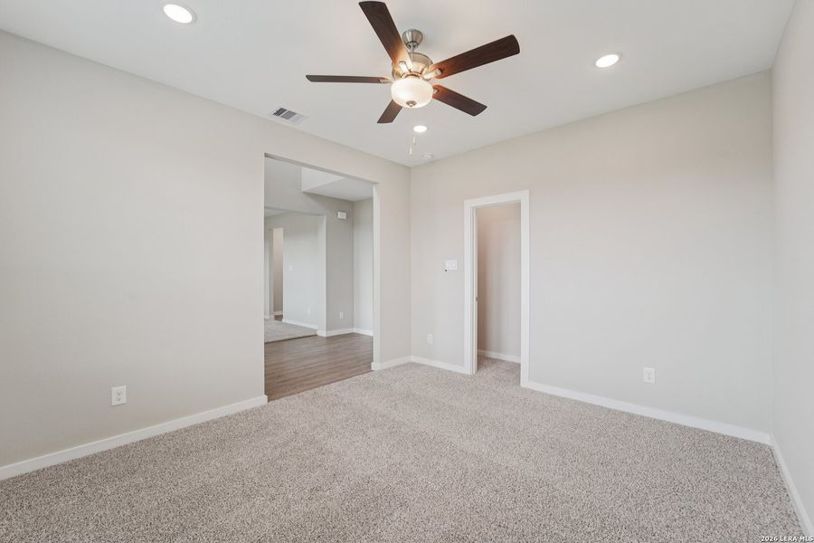 Spacious, unfurnished interior of a new home in Alamo Estates, San Antonio (Image 25).