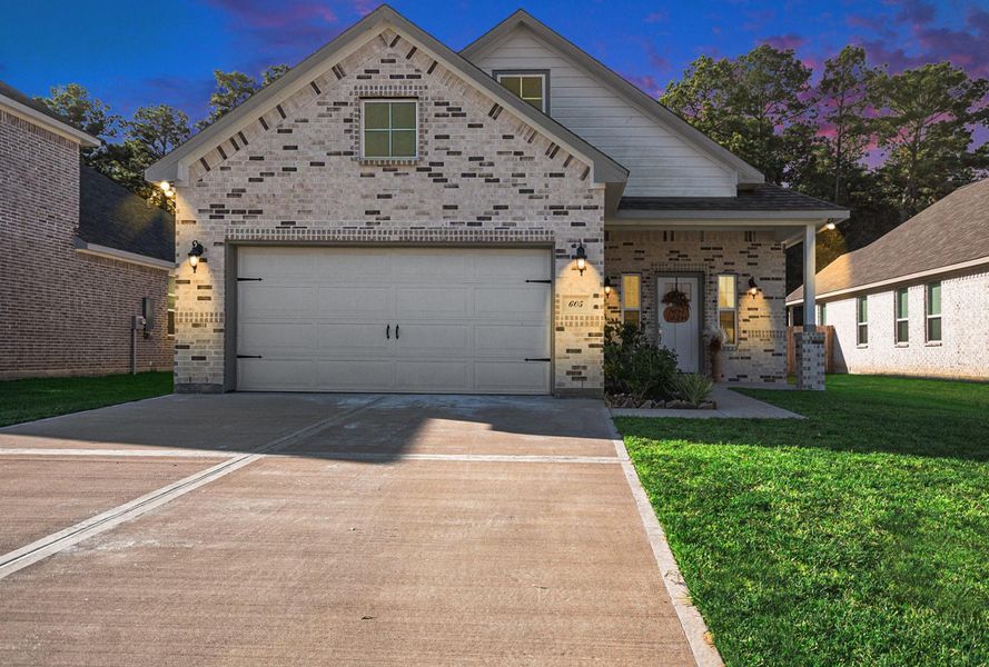 Exterior details and patio area of a home in , Anahuac (Image 25).