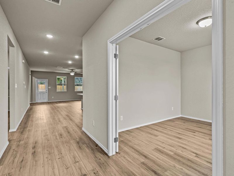 Spacious, unfurnished interior of a new home in Royal Crest, San Antonio (Image 18).
