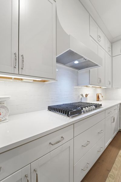 Furnished interior view inside a new home in , Hollywood (Image 39).