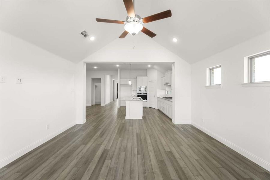 Spacious, unfurnished interior of a new home in Keeneland, Aubrey (Image 14).