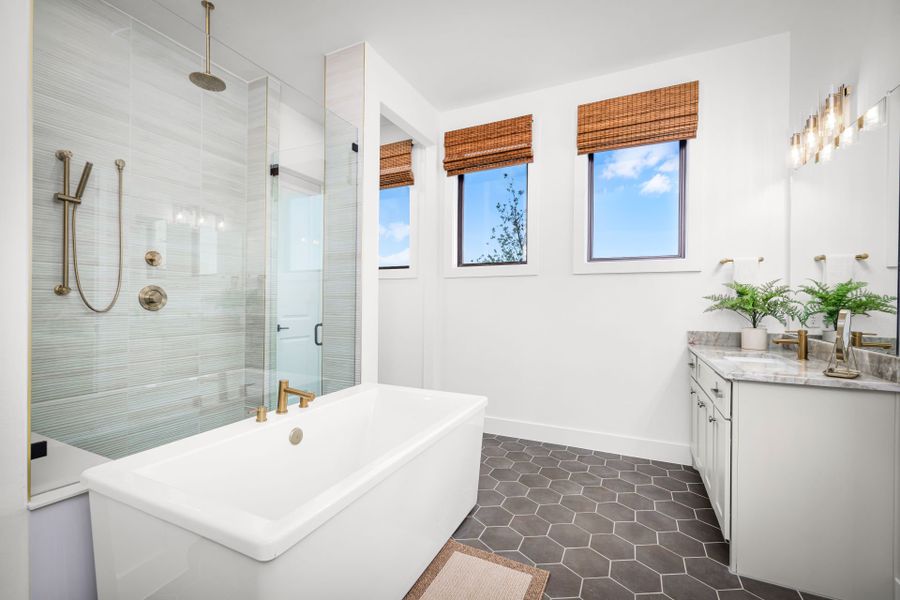 Owner's bathroom with elegant finishes Owner's bathroom with elegant finishes