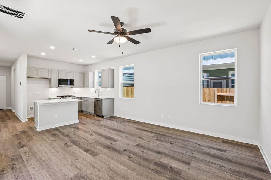 Spacious, unfurnished interior of a new home in Avery Centre, Round Rock (Image 10).