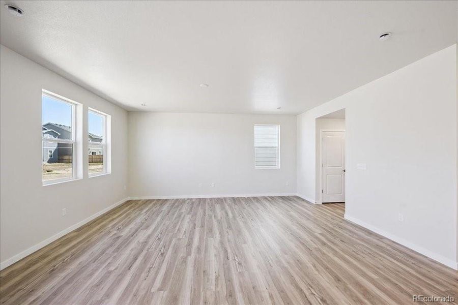 Spacious, unfurnished interior of a new home in Coyote Creek, Fort Lupton (Image 10).