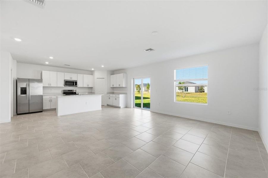 Spacious, unfurnished interior of a new home in Lennar at Turnleaf, Punta Gorda (Image 7).