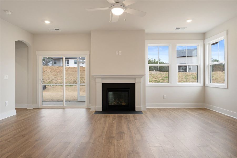 Spacious, unfurnished interior of a new home in Eagle Creek, Central (Image 16).