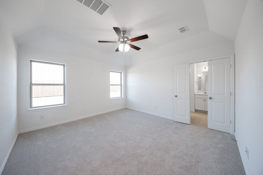 Spacious, unfurnished interior of a new home in Verandah, Royse City (Image 14).