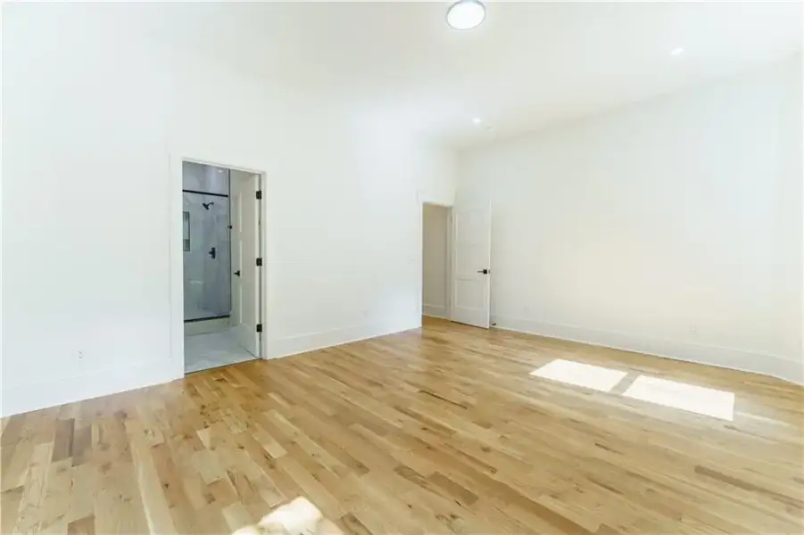 Spacious, unfurnished interior of a new home in , Sandy Springs (Image 40).
