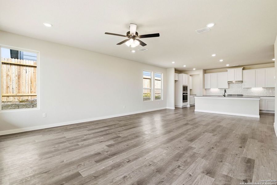 Spacious, unfurnished interior of a new home in Vista Ridge, Live Oak (Image 24).