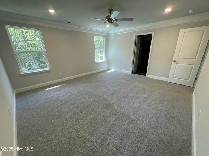 Spacious, unfurnished interior of a new home in Mill Creek Cove, Bolivia (Image 17).