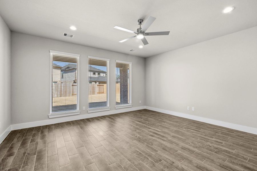 Spacious, unfurnished interior of a new home in Barton Creek Ranch, Conroe (Image 27). Spacious, unfurnished interior of a new home in Barton Creek Ranch, Conroe (Image 27).