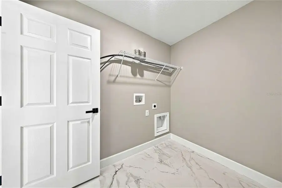 Spacious, unfurnished interior of a new home in , Ocala (Image 23).