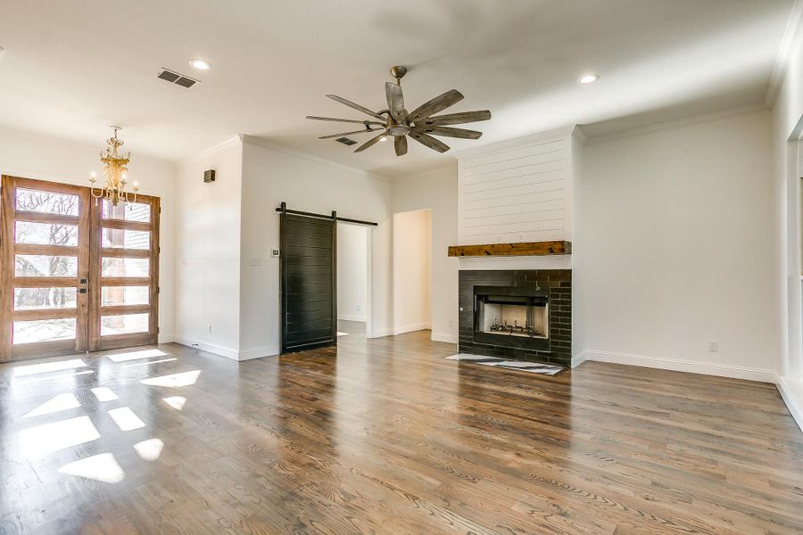 Representative unfurnished interior of a home built from the Cypress Court House by Trinity Classic Homes in Freeman Ranch, Weatherford (Image 25).