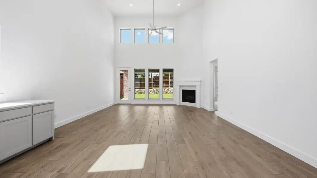 Spacious, unfurnished interior of a new home in Eliana, McKinney (Image 19).