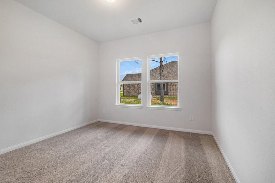 Spacious, unfurnished interior of a new home in Deer Pines, Conroe (Image 32).