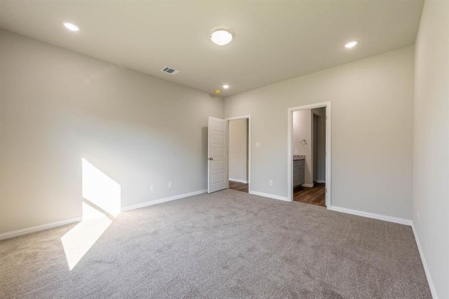 Spacious, unfurnished interior of a new home in Trails of Fossil Creek, Fort Worth (Image 22).