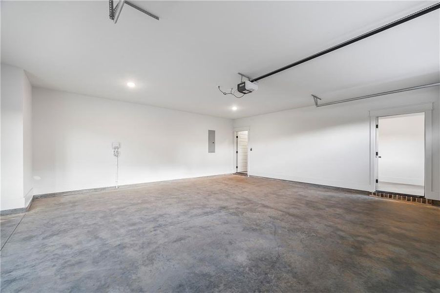 Spacious, unfurnished interior of a new home in , Monroe (Image 48).