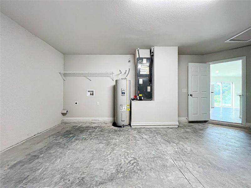 Spacious, unfurnished interior of a new home in , Port Charlotte (Image 10).