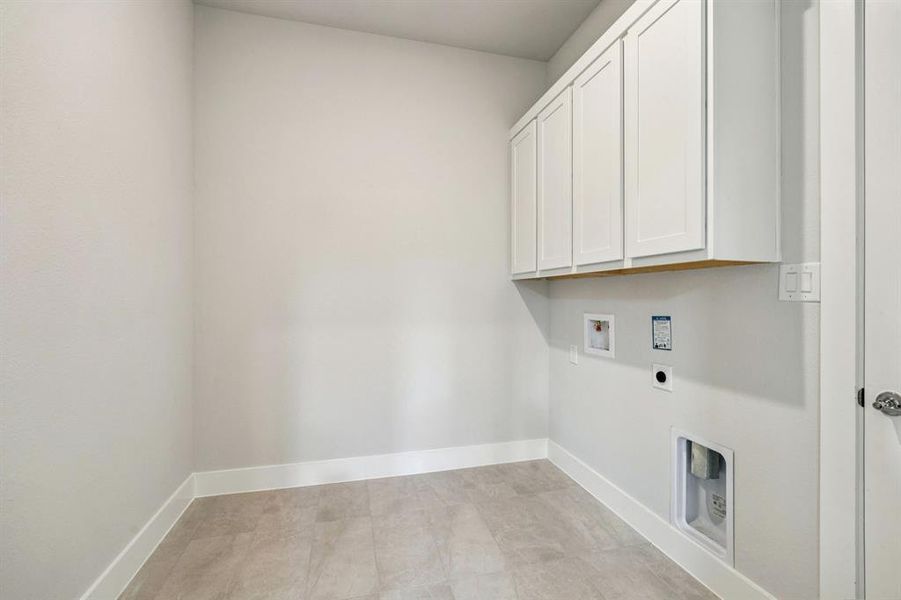 Spacious, unfurnished interior of a new home in Dove Hollow, Waxahachie (Image 31). Spacious, unfurnished interior of a new home in Dove Hollow, Waxahachie (Image 31).
