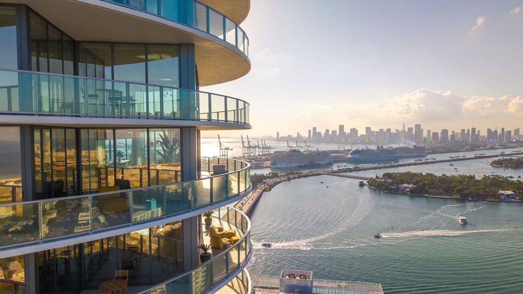 Condo located in Miami Beach, FL showcasing its design and architecture (Image 22).